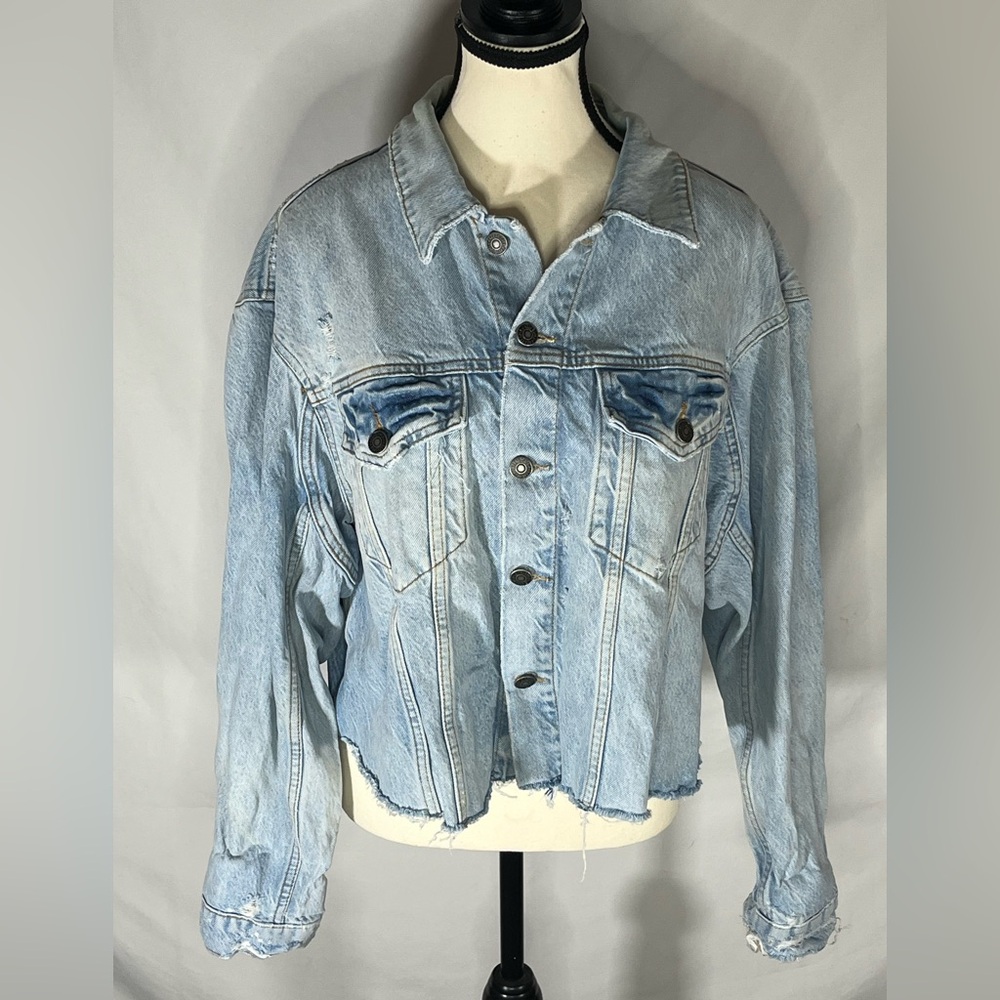 We The Free People Light Wash Blue Distressed Raw Hem Cropped Denim Jacket Med - Picture 1 of 9